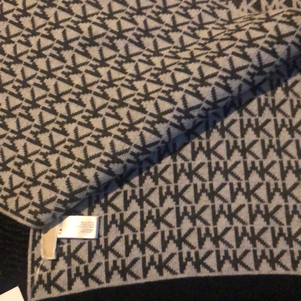 Mk scarf - Picture 3 of 3